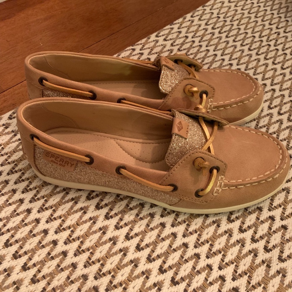 Like new gold sperrys 🌊